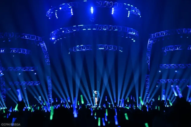 『深海少女』を歌唱する初音ミク、幻想的な青い照明演出