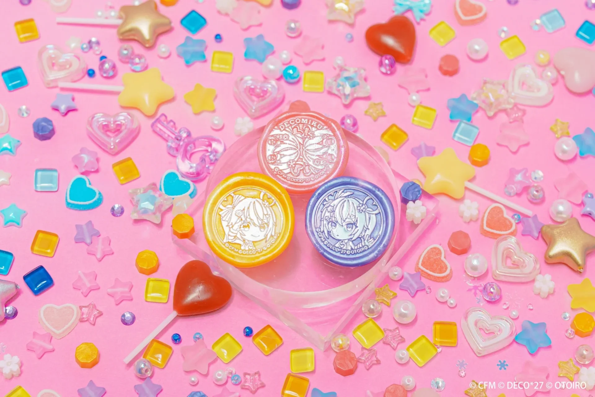 デコミクLIVEコラボのシーリングスタンプ3種とデコレーションパーツ。