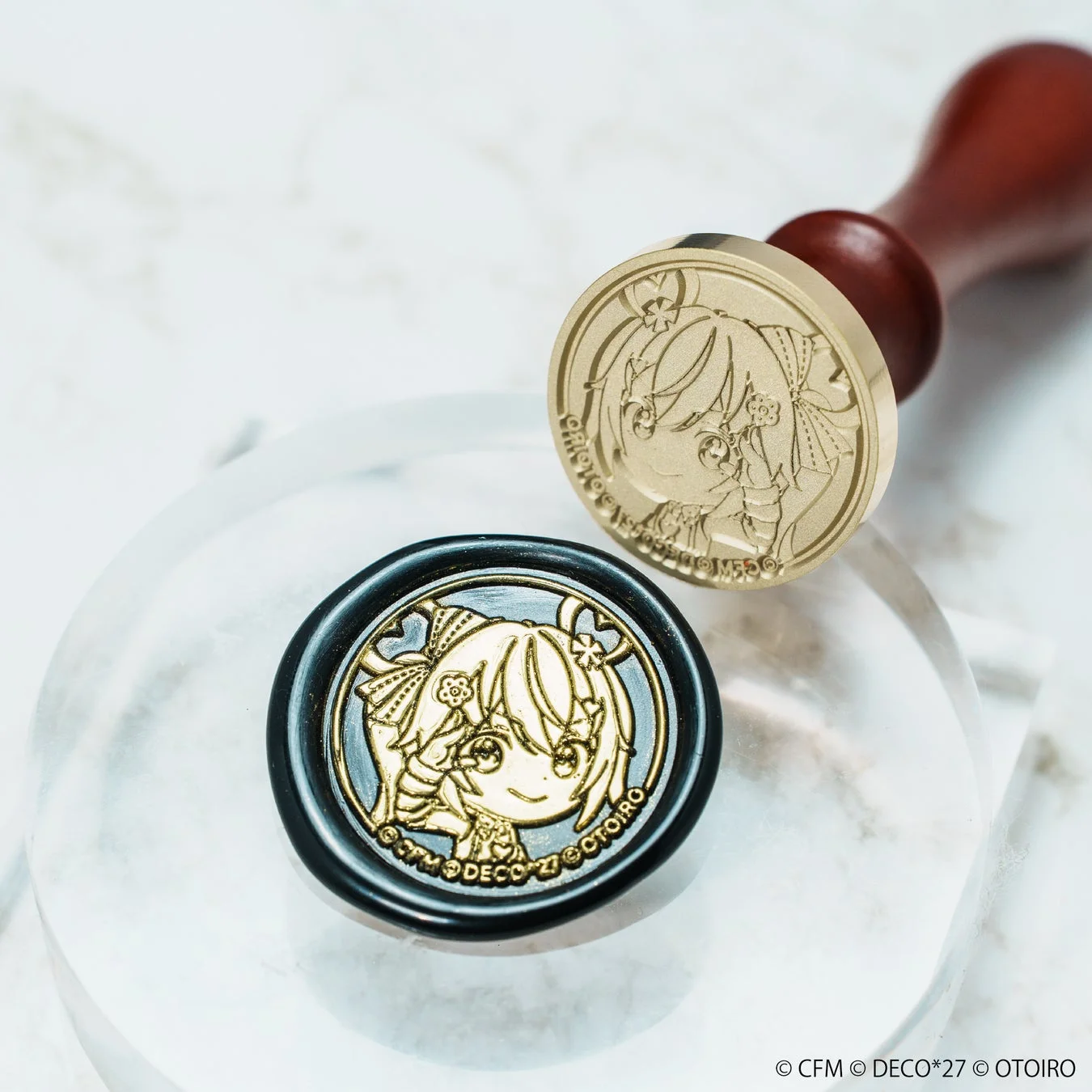 デコミク(ライトネス)シーリングスタンプヘッドと押印されたワックス。