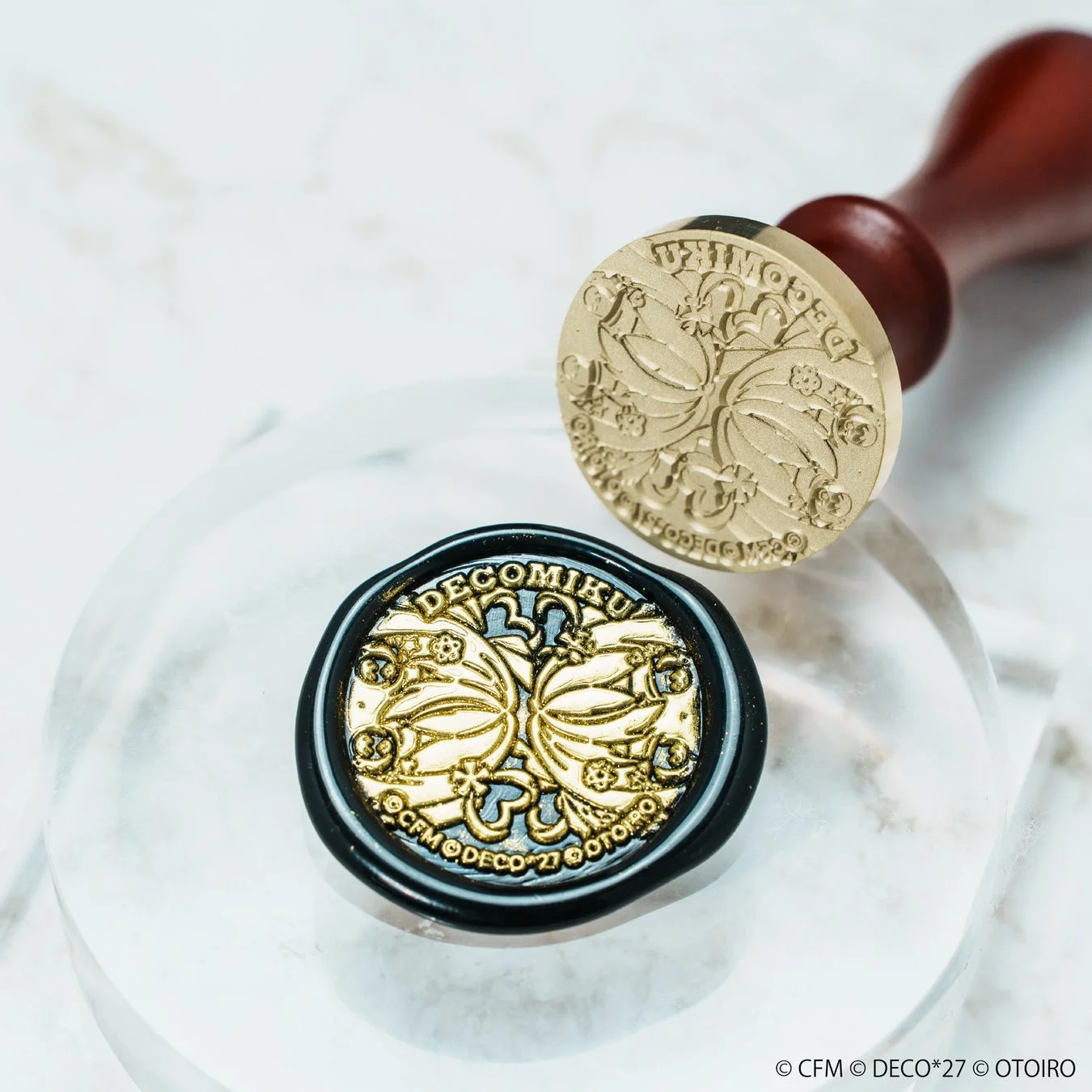 デコミク(ライトネス&ダークネス)シーリングスタンプヘッドと押印されたワックス。
