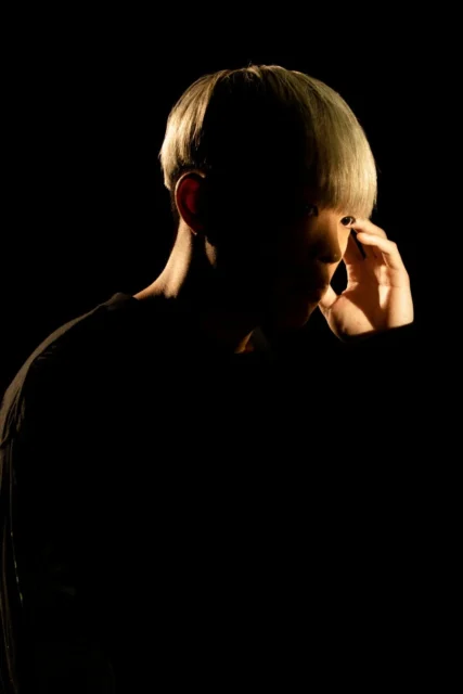 クリエイターDECO*27氏のポートレート。