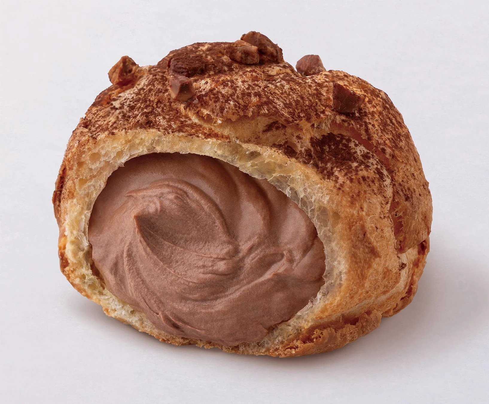 生チョコシューの断面と濃厚なショコラクリーム