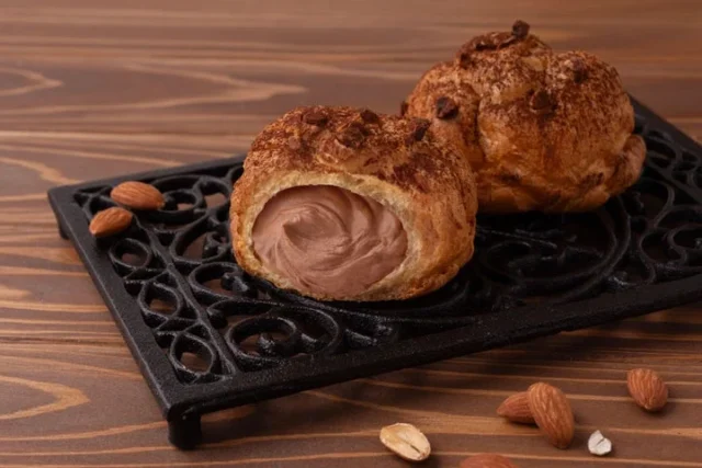 ビアードパパの生チョコシューとアーモンド