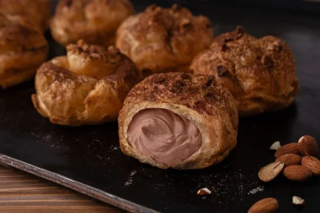 複数個の生チョコシューとアーモンド