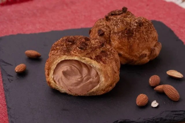 黒い皿に盛られた生チョコシューとアーモンド