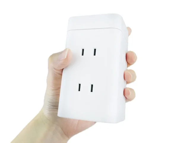 手に持ったコンパクトタワー型電源タップのサイズ感