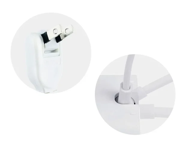 コンパクトタワー型電源タップのスイング式プラグとコード接続部