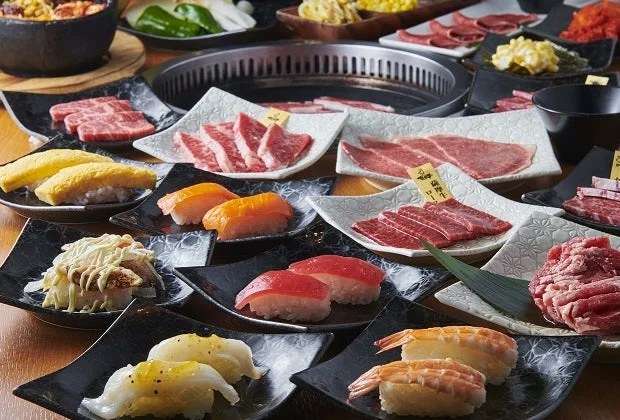かみむら牧場の焼肉と寿司が並ぶ食べ放題ビュッフェ