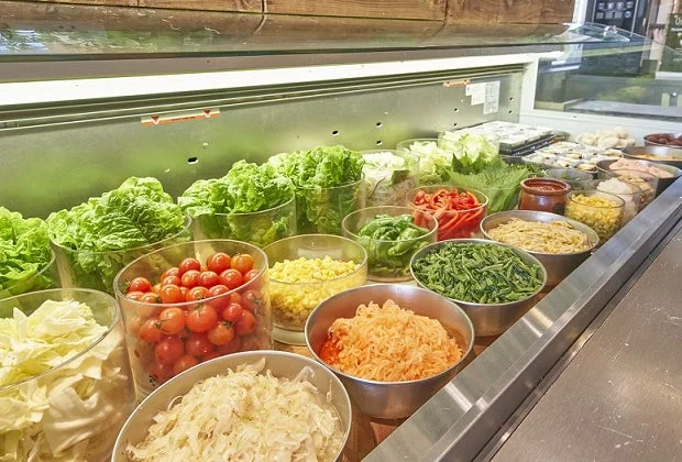 新鮮な野菜が並ぶかみむら牧場のサラダバー