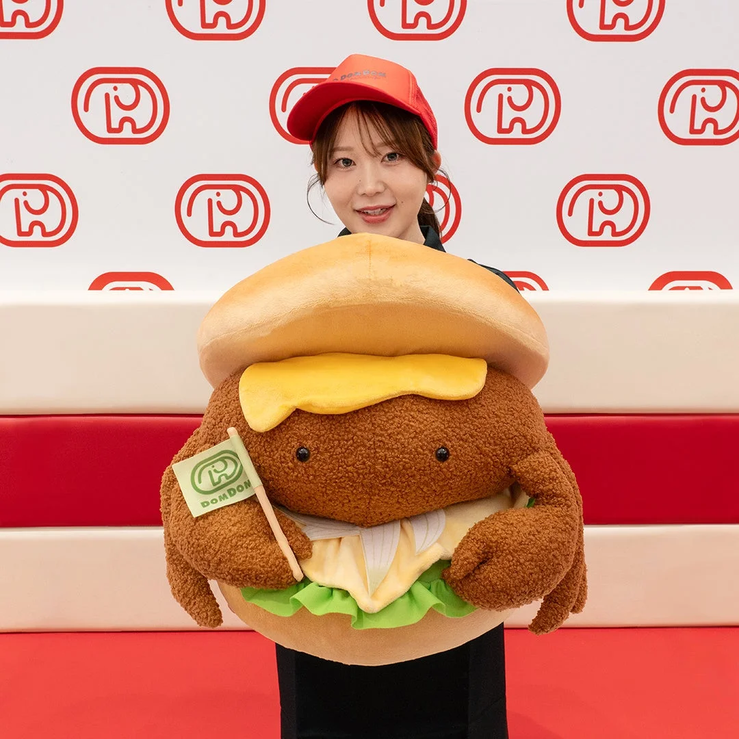 LH賞 丸ごとカニバーガーぬいぐるみを持つ女性