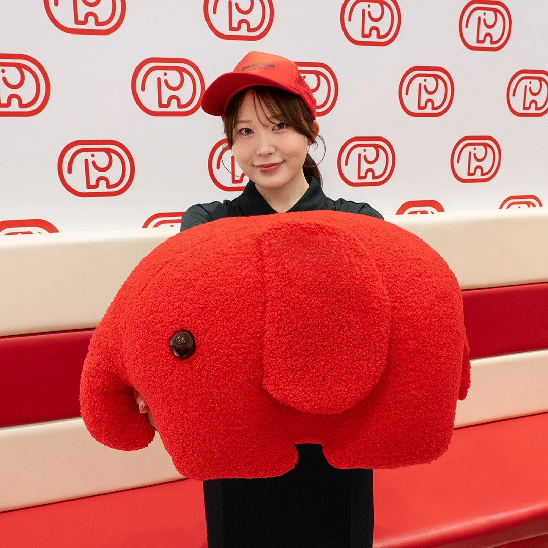 EXH賞 とってもおおきなぬいぐるみ うめぼし大を持つ女性