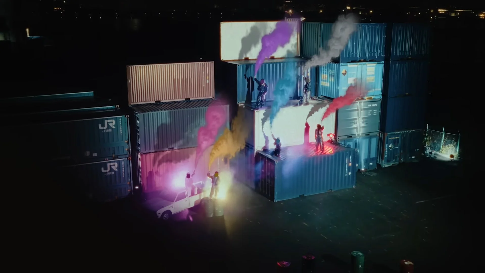 『King So Dirty』MVで煙を放つめておらメンバー