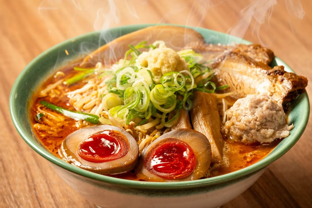 Niiが提供するデリバリー限定「スペシャル辛味噌ラーメン」。