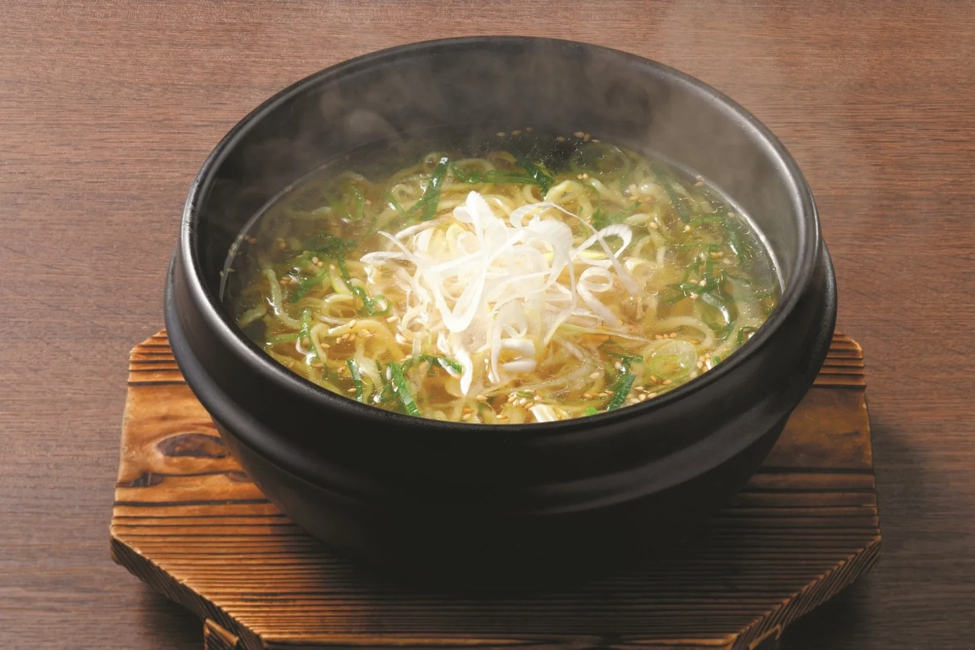 牛角の石鍋ごまねぎ塩ラーメンのアップ写真