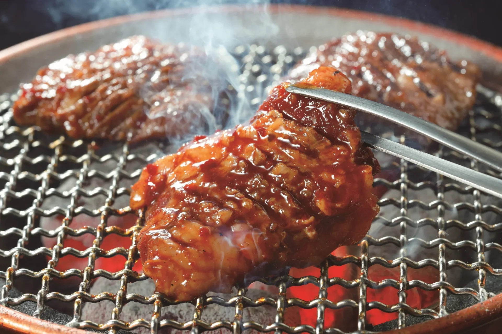 牛角の熟成王様カルビが網で焼かれている様子