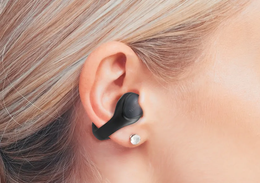 耳に装着されたNUARL νClipイヤホン