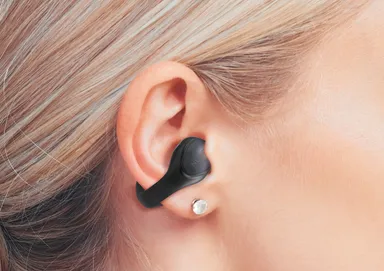 女性の耳に装着されたNUARL νClipイヤホンのクローズアップ