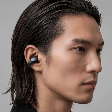 男性がNUARL νClipイヤホンを装着している様子