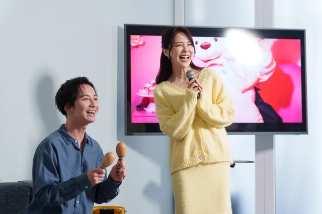 カラオケで楽しむ男女のイメージ