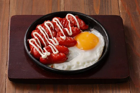ボリューム満点の復刻メニュー「赤ウインナーエッグ」