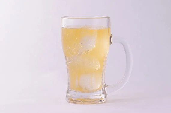 完熟あんず果肉を使った「にごり杏露酒ソーダ」