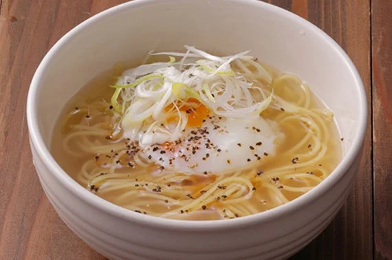 グランドメニューに新登場の「鶏塩玉子ラーメン」