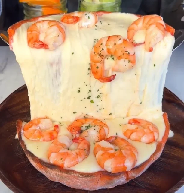 大ぶりの海老が乗ったシュリンプシカゴピザ