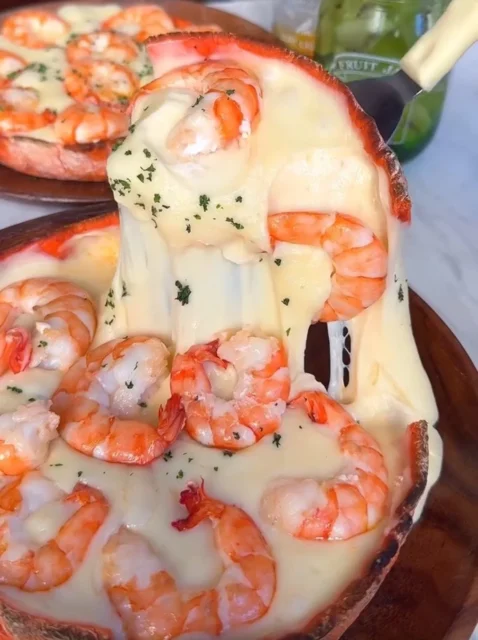 濃厚なチーズと海老が食欲をそそるシュリンプシカゴピザ
