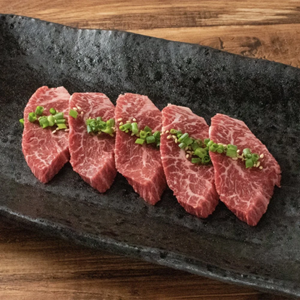 皿に盛られた新鮮な黒樺牛の和牛ハラミ