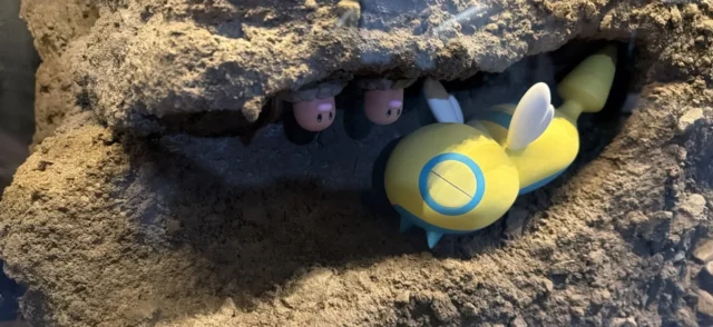 イワークの掘った穴を利用して暮らすノコッチとディグダのジオラマ