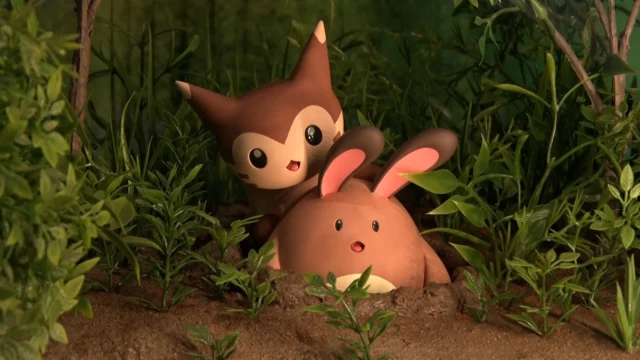 巣穴から顔を出すオオタチとオタチのジオラマ