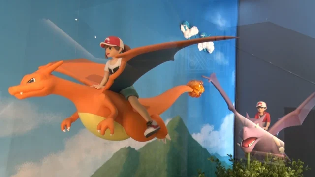 リザードンに乗って空を飛ぶトレーナーのジオラマ