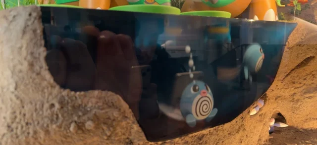 透明な水中に生息するニョロモのジオラマ