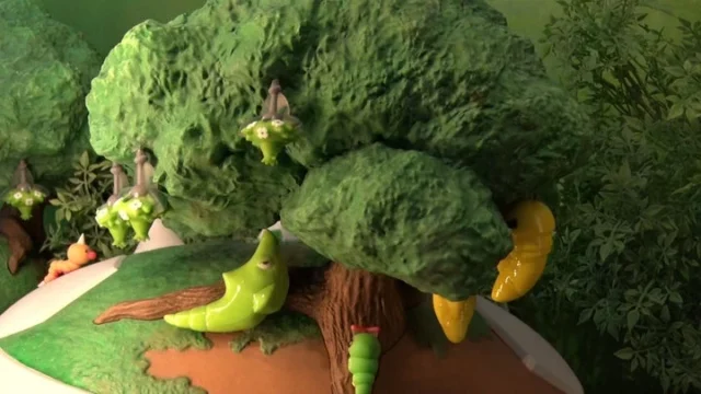 キャタピー、コクーン、トランセルが木に生息するジオラマ