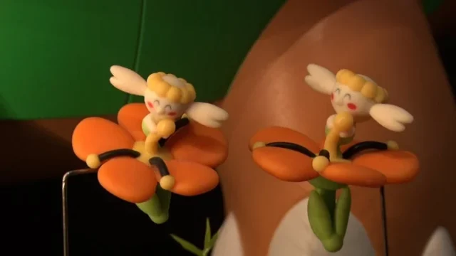 花の周りを飛ぶフラベベのジオラマ