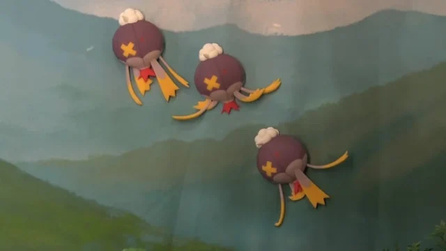 空中に浮かぶフワライドのジオラマ