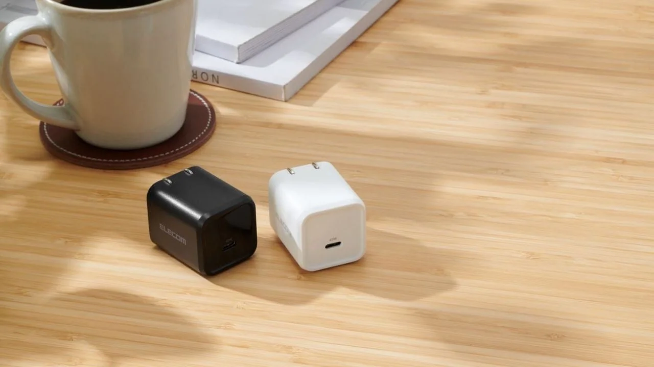 エレコムのUSB Type-C AC充電器(ブラックとホワイト)