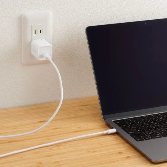 エレコムのAC充電器でMacBookを充電する様子