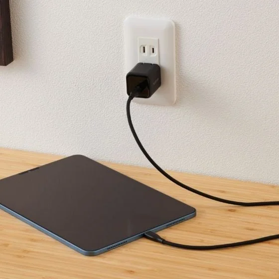 エレコムのAC充電器でタブレットを充電する様子