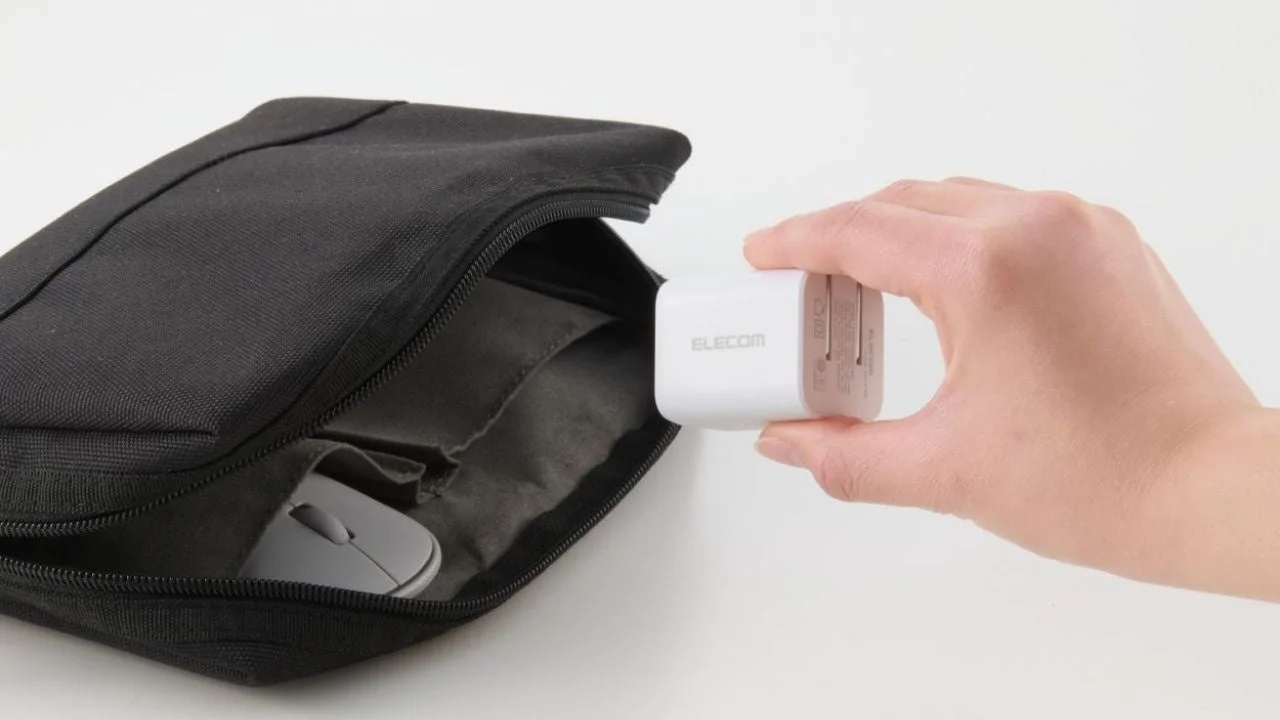 コンパクトなエレコムのAC充電器をポーチに収納する手元
