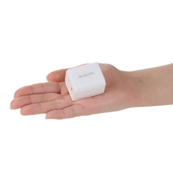 手のひらに乗せたエレコムのコンパクトなAC充電器