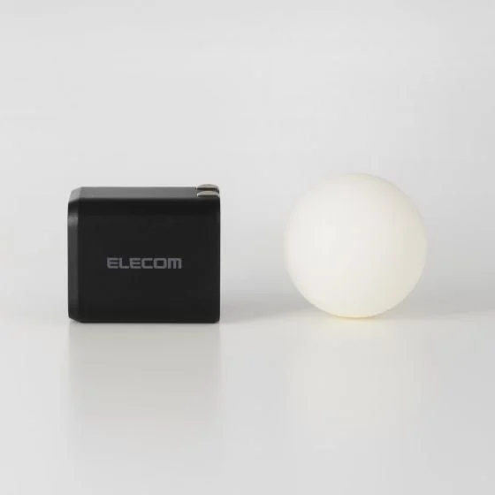 エレコムのAC充電器とピンポン玉のサイズ比較