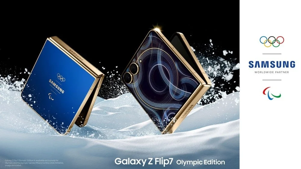 雪の中に置かれた2台のSamsung Galaxy Z Flip7 Olympic Editionとオリンピック・パラリンピックのロゴ
