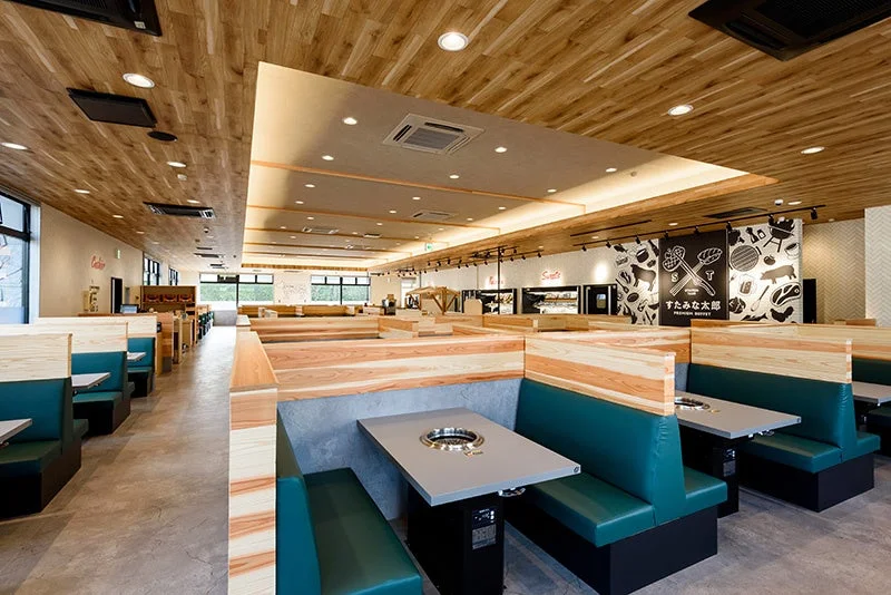 木目を基調としたすたみな太郎PREMIUM BUFFET須坂インター店の店内