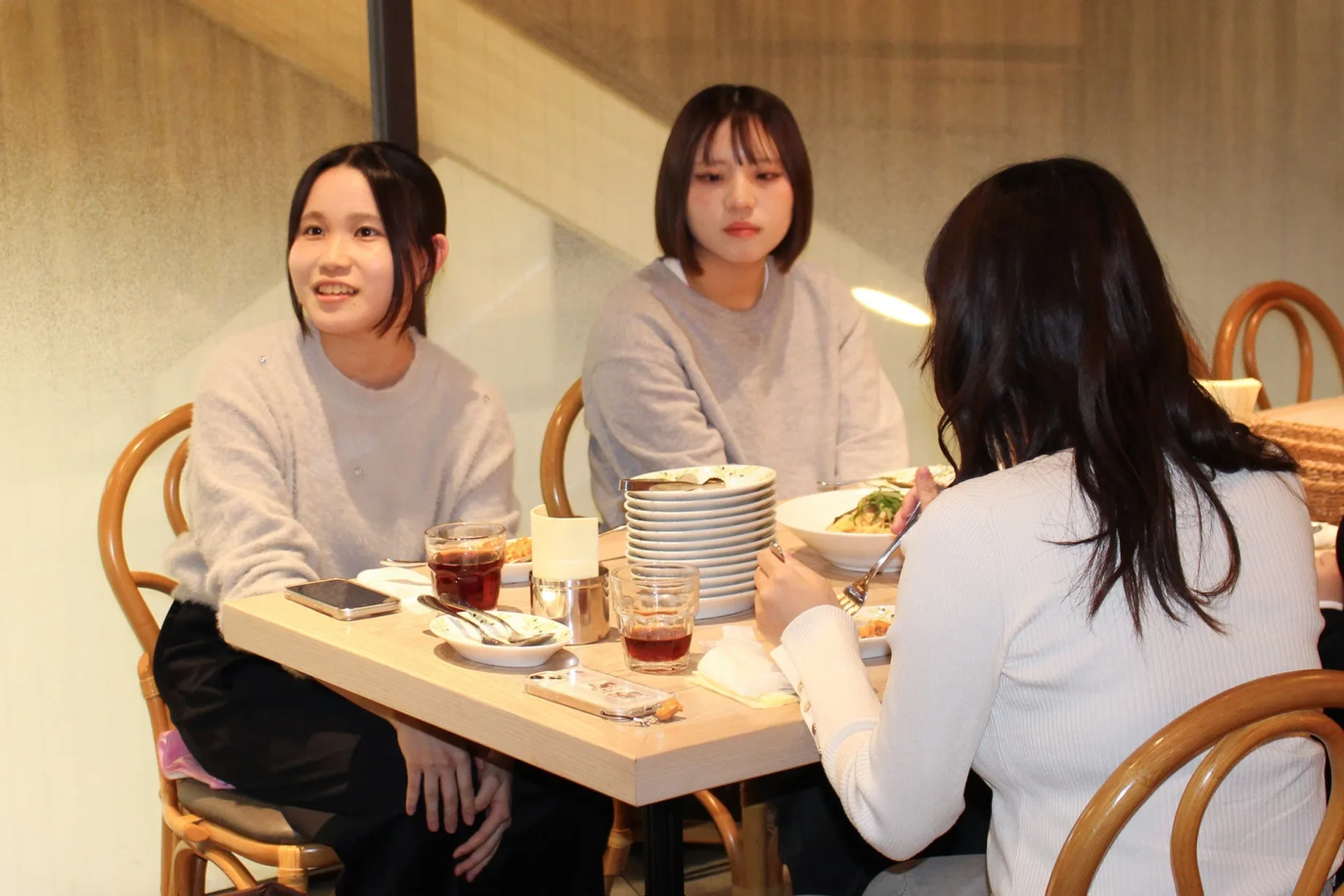 聖徳大学の学生によるコラボメニューの試食風景