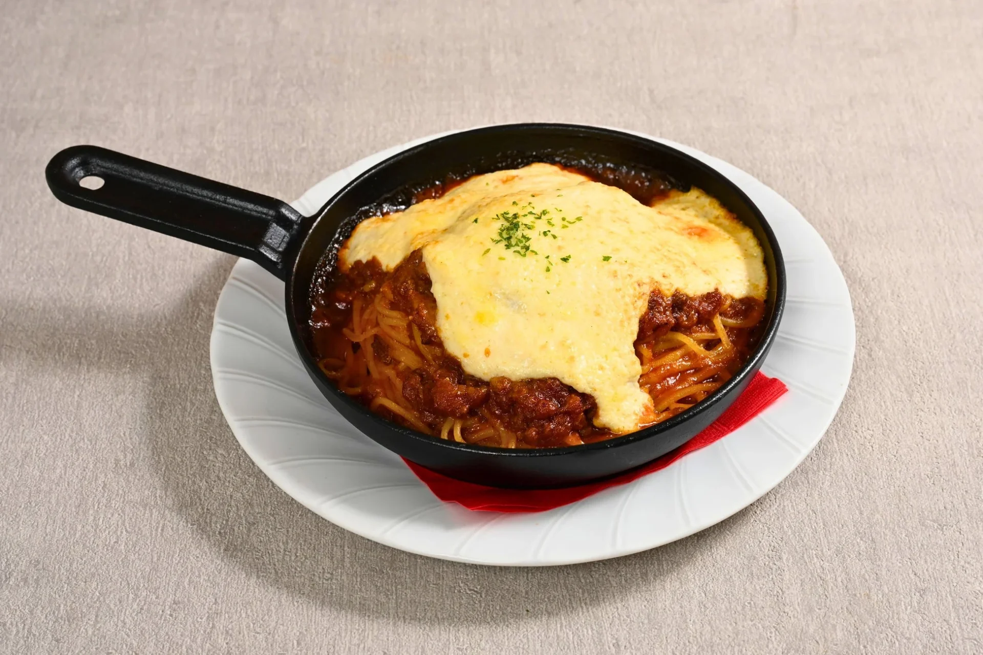 ふわとろ和風ボロネーゼ、スキレットに入ったパスタ