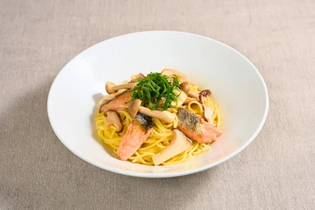 大葉と銀鮭、きのこが乗った味噌バターパスタ