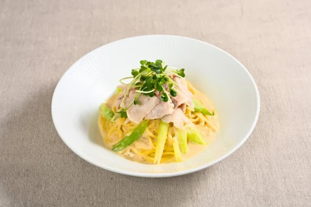 豚しゃぶとかいわれ大根が乗った味噌豆乳パスタ
