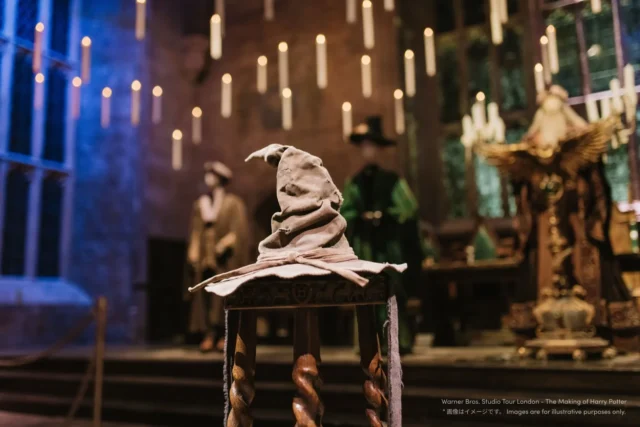 ホグワーツ大広間に置かれた組分け帽子