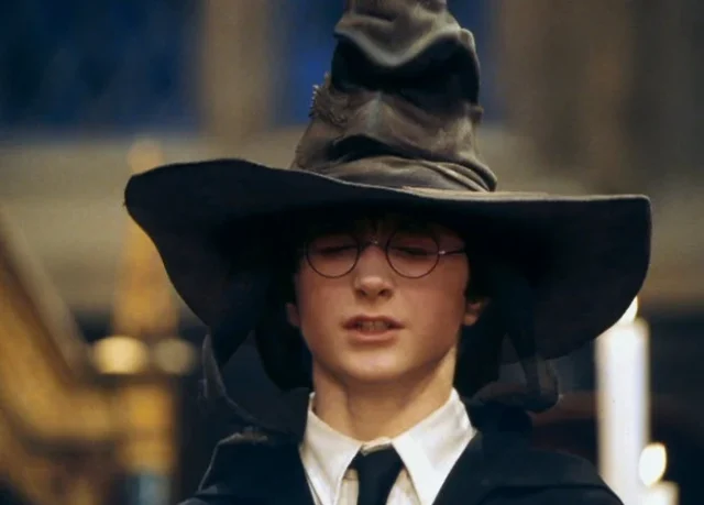 組分け帽子をかぶる若きハリー・ポッター